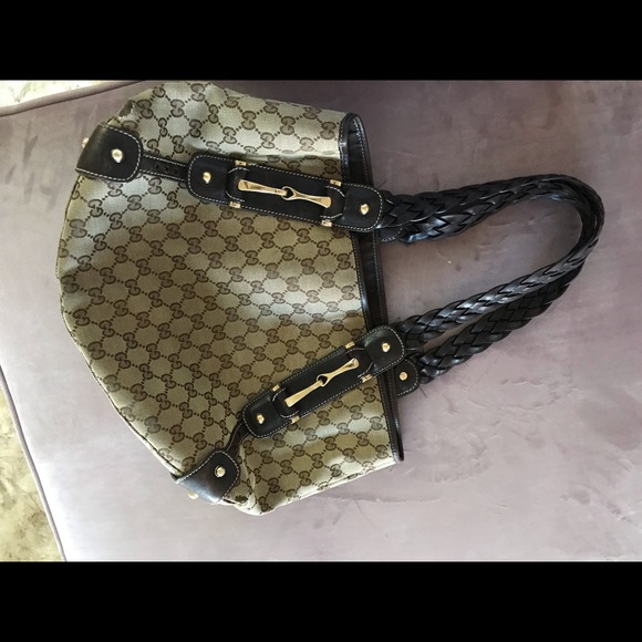 Gucci med size/shoulder bag- barely used - Picture 1 of 5